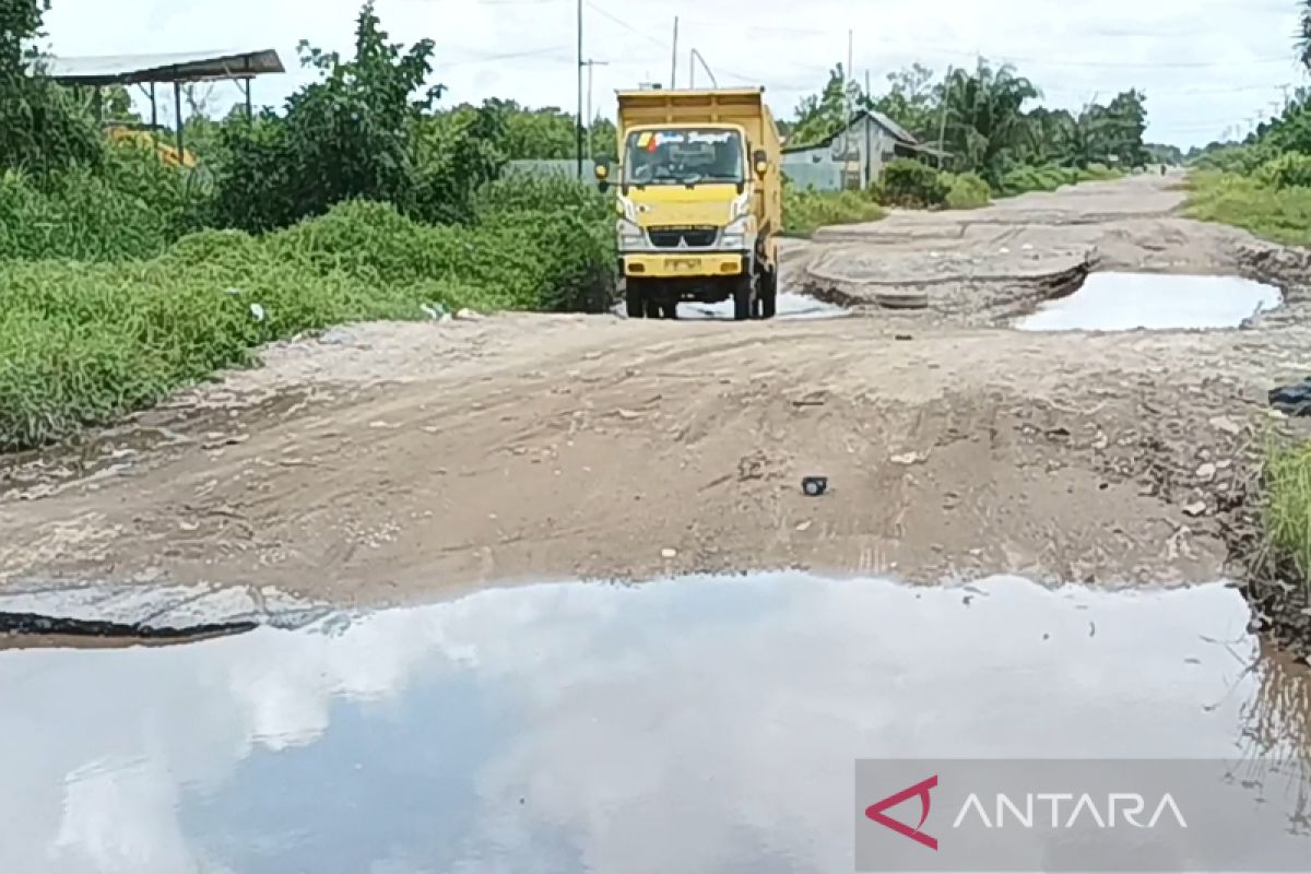 Banyak perusahaan belum merealisasikan bantuan perbaikan jalan lingkar selatan