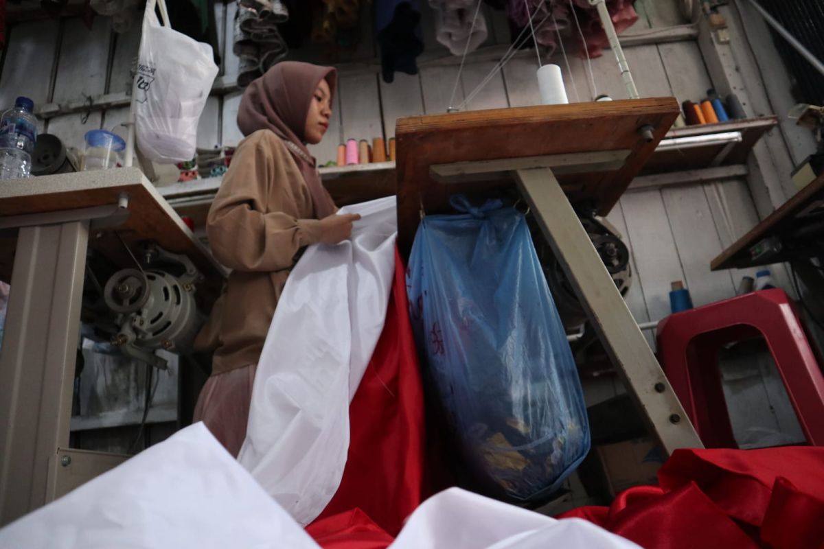 Jelang perayaan HUT RI, penjahit di Banda Aceh terima order ratusan bendera merah putih