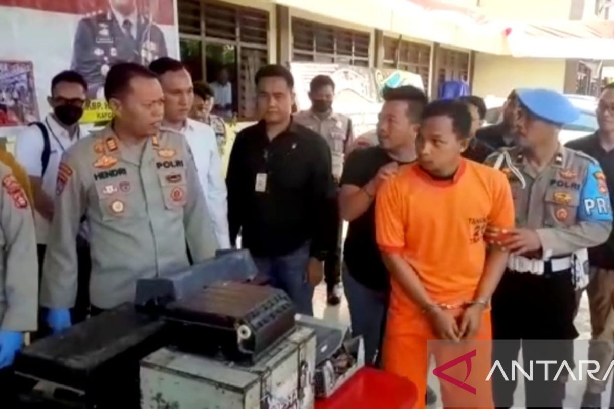 Seorang oknum polisi menjadi dalang pencurian mesin ATM