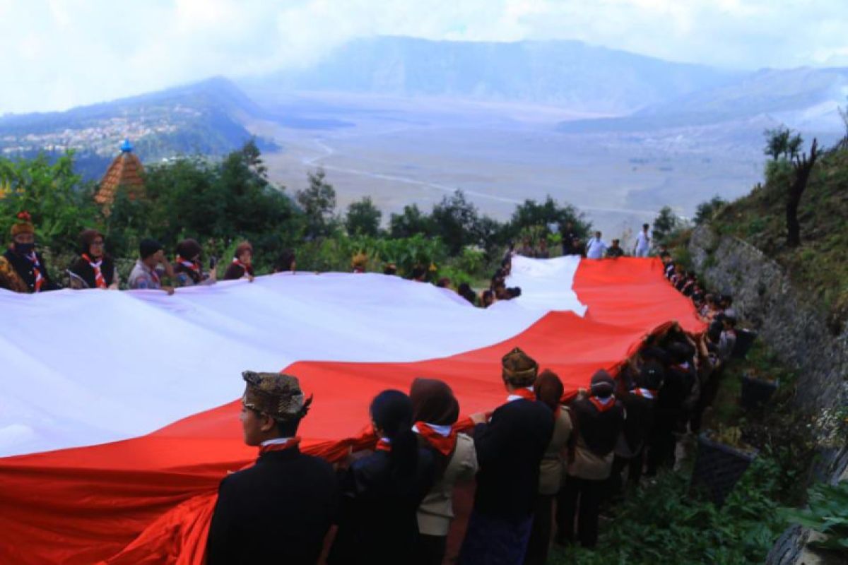 Jelang HUT RI, bendera merah putih raksasa dibentangkan di Seruni Point Bromo