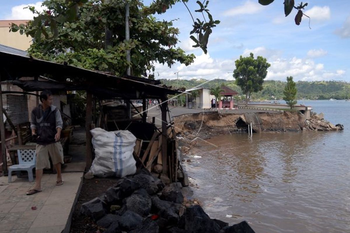 Kementerian PUPR sebut longsor pantai Amurang bencana geologi