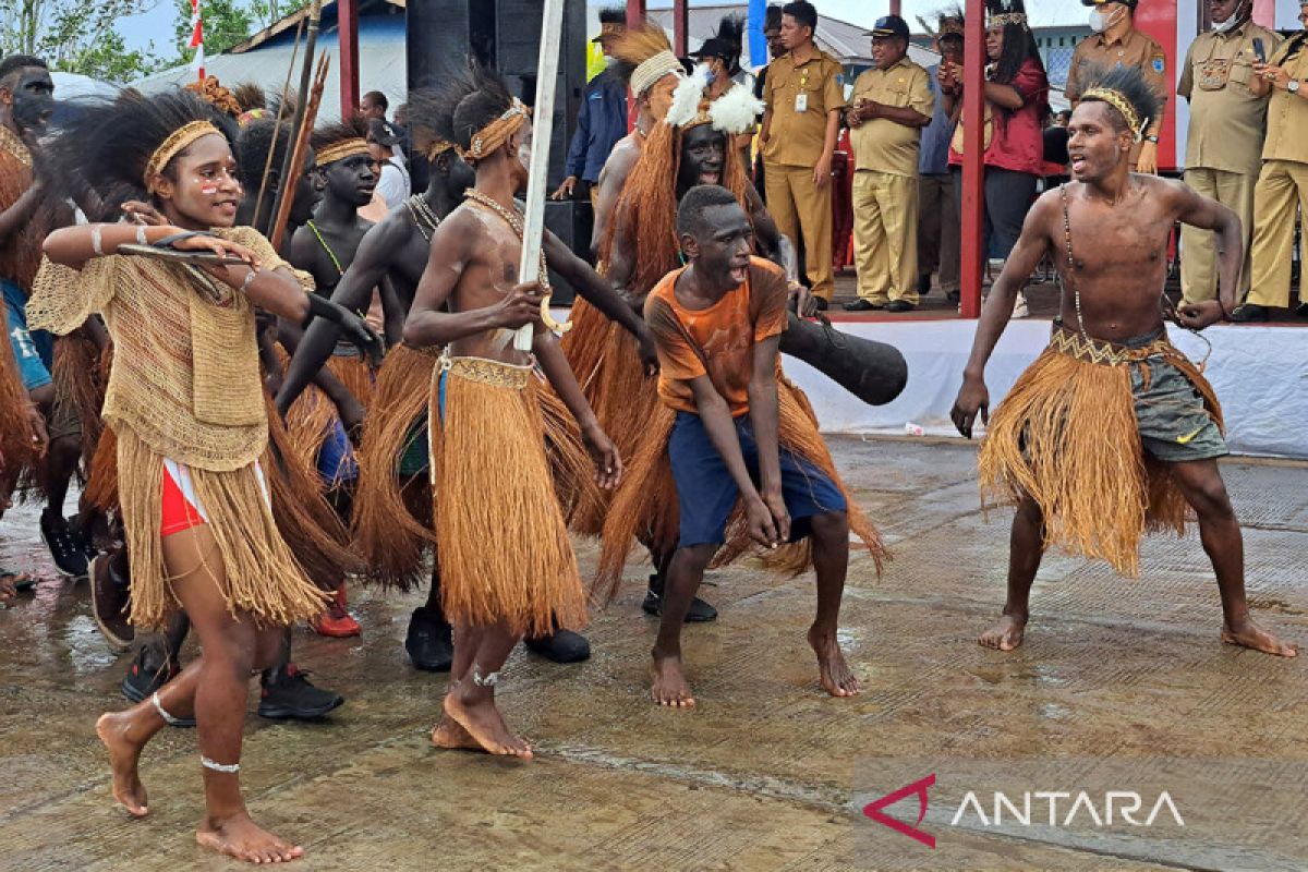 Pakaian adat Suku Asmat sebagai simbol kekayaan alam Papua - ANTARA News