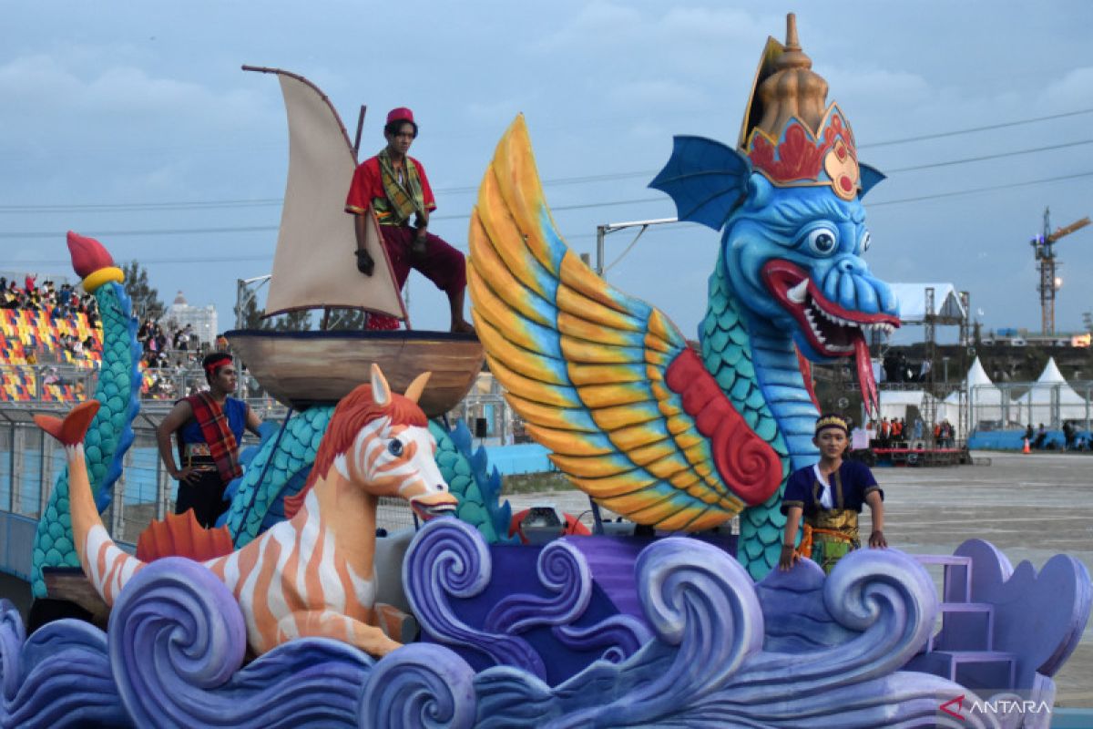 DKI kemarin, karnaval HUT RI hingga lomba jalan di atas bambu di kali