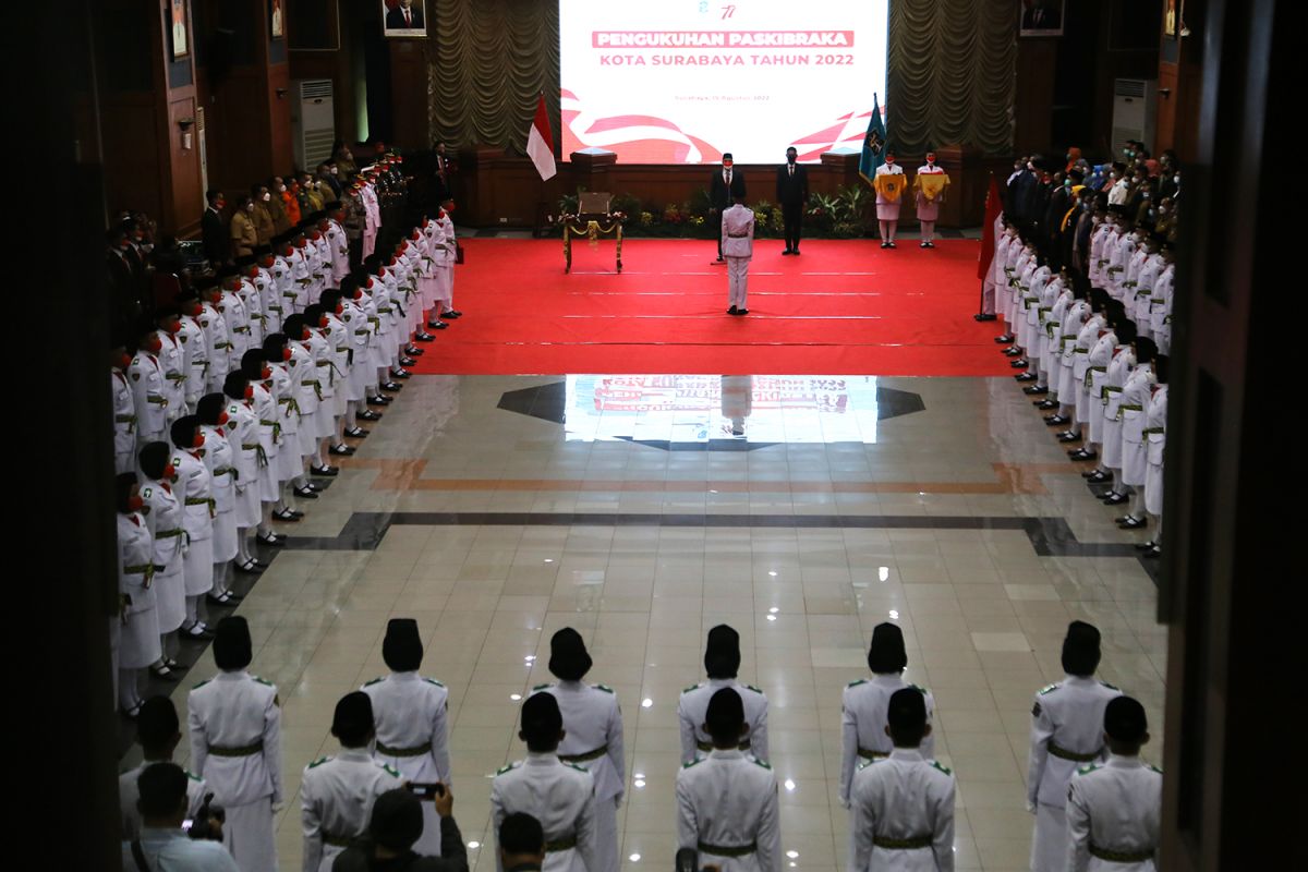 HUT ke-77 RI, Wali Kota Surabaya kukuhkan 99 anggota Paskibra