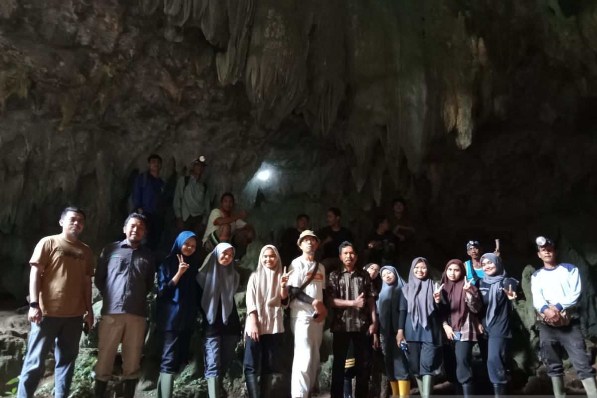 Menyusuri keindahan gua bertingkat dua di Gumarang Agam