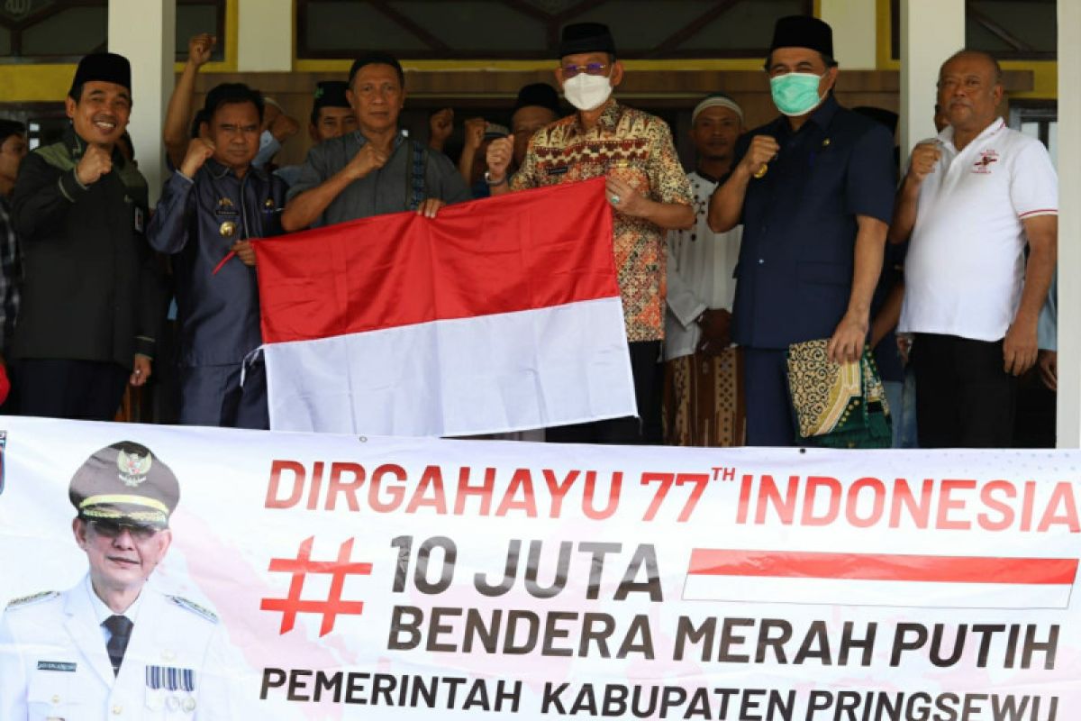 Penjabat Bupati Pringsewu bagikan bendera merah putih