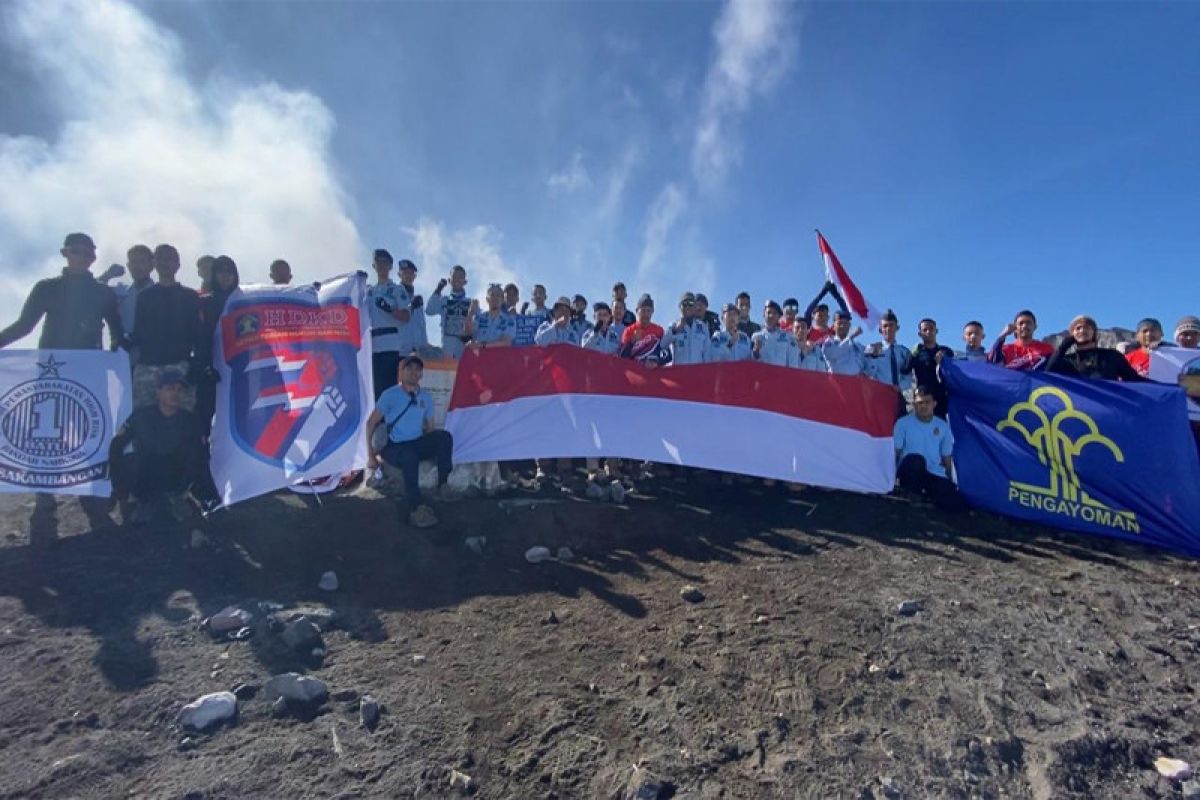Bendera pengayom dan bendera HDKD 77 berkibar di Gunung Slamet