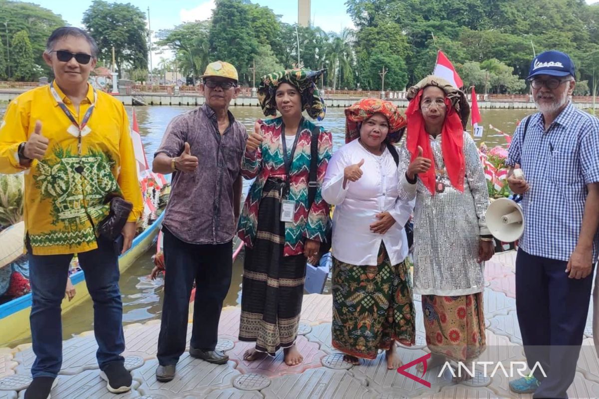 Acil Bustan juara lomba acil jukung dalam festival pasar terapung