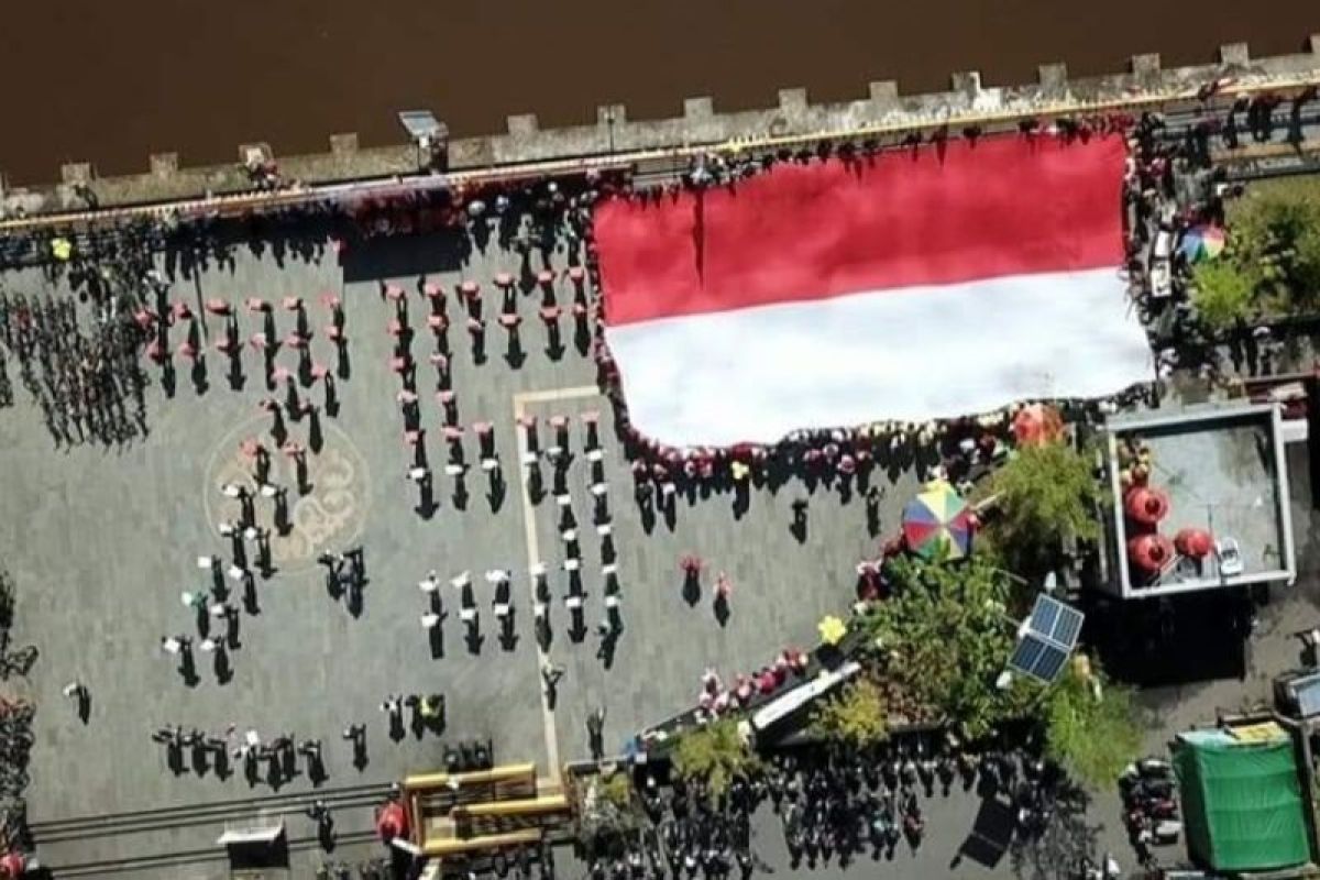 Sebanyak 1.000 bendera Merah Putih dikibarkan di "Waterfront City" Pontianak