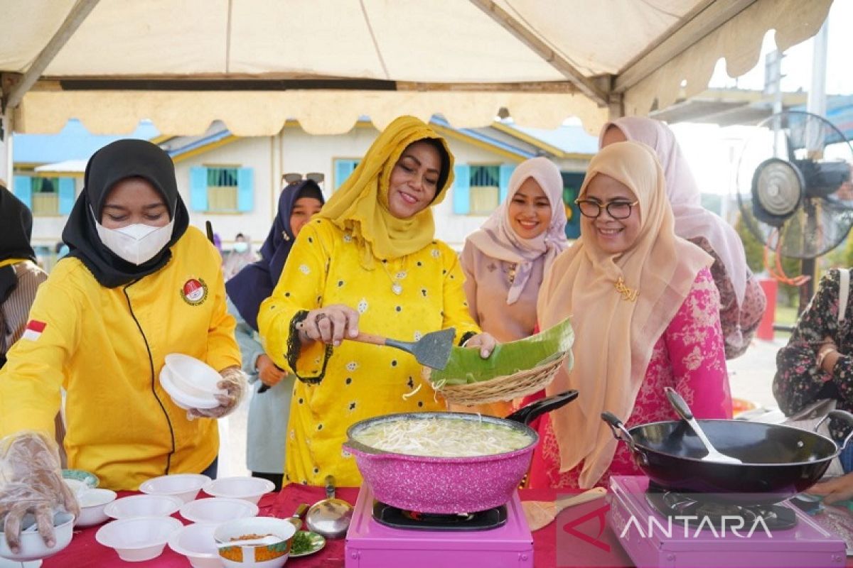 Meriahkan HUT 65 Riau, Misnarni Syamsuar berbagi resep masakan bersama masyarakat
