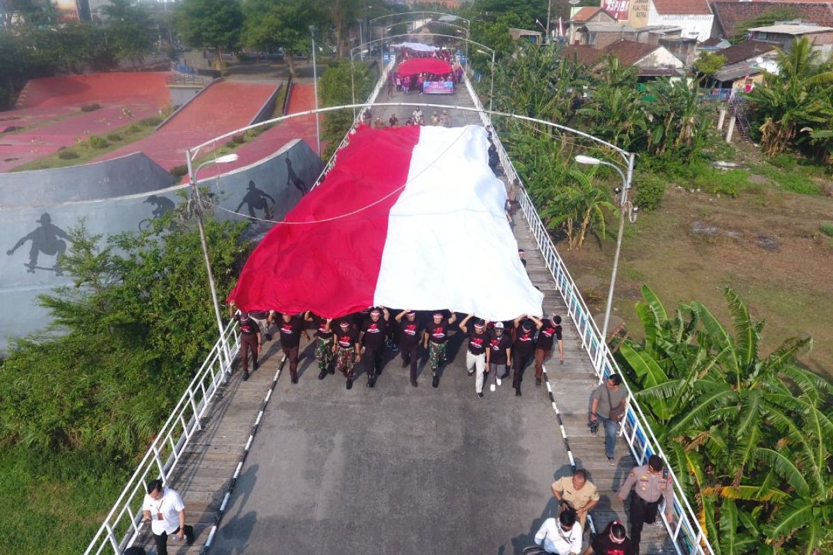 Kota Kediri kirab bendera Merah Putih meriahkan HUT Ke-77 RI