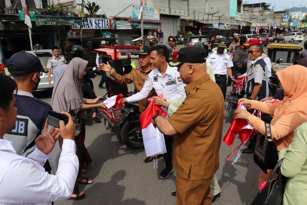 Bupati Shabela bagikan bendera merah putih untuk warga