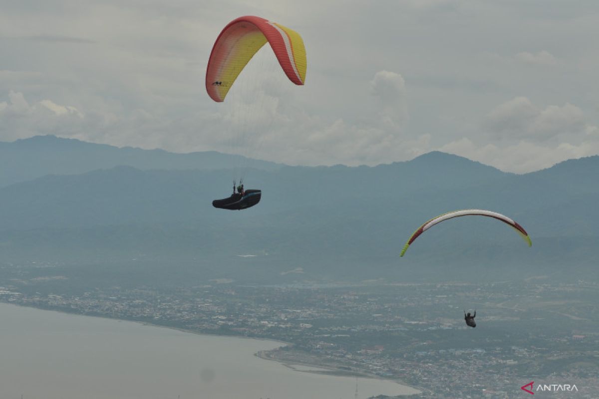 32 atlet dunia berlaga pada kejuaraan paragliding di Sigi