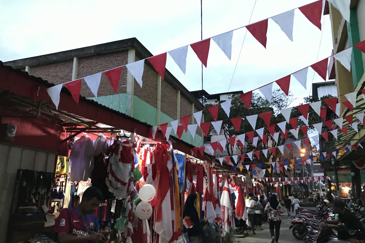 Penjual bendera di Ambon raup omzet Rp5 juta/hari karena Corona landai