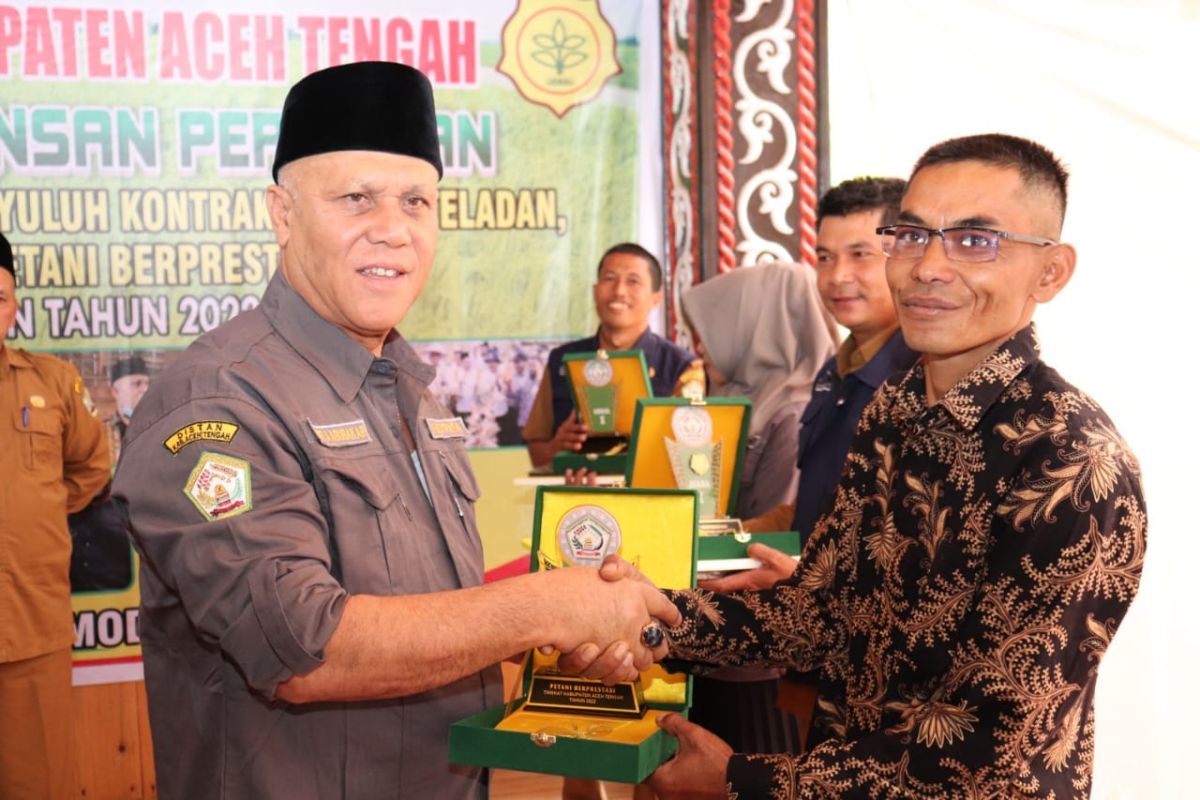 Motivasi petani dan penyuluh, Bupati Shabela serahkan penghargaan