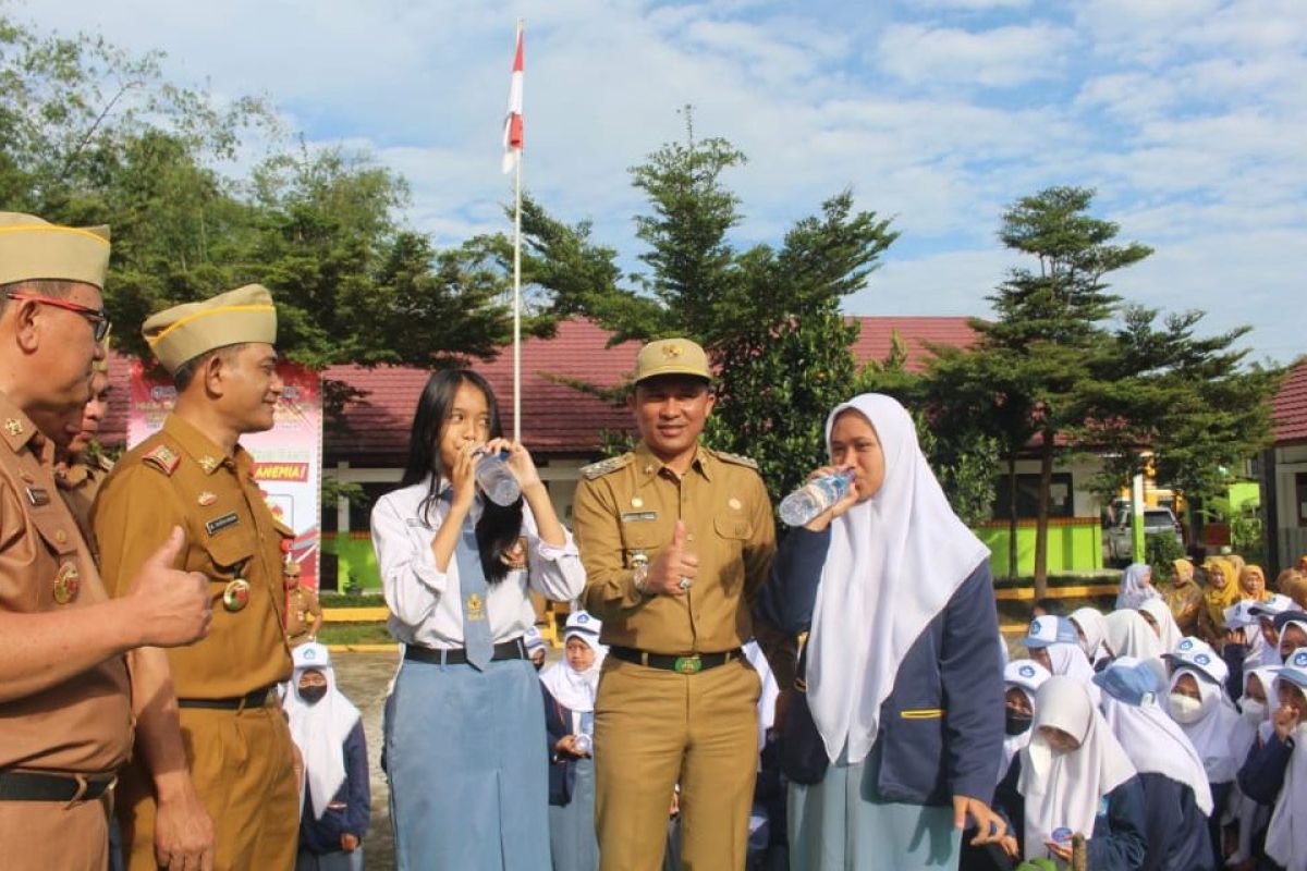 Bupati Lampung Barat pimpin upacara rutin di SMA Negeri 2 Liwa