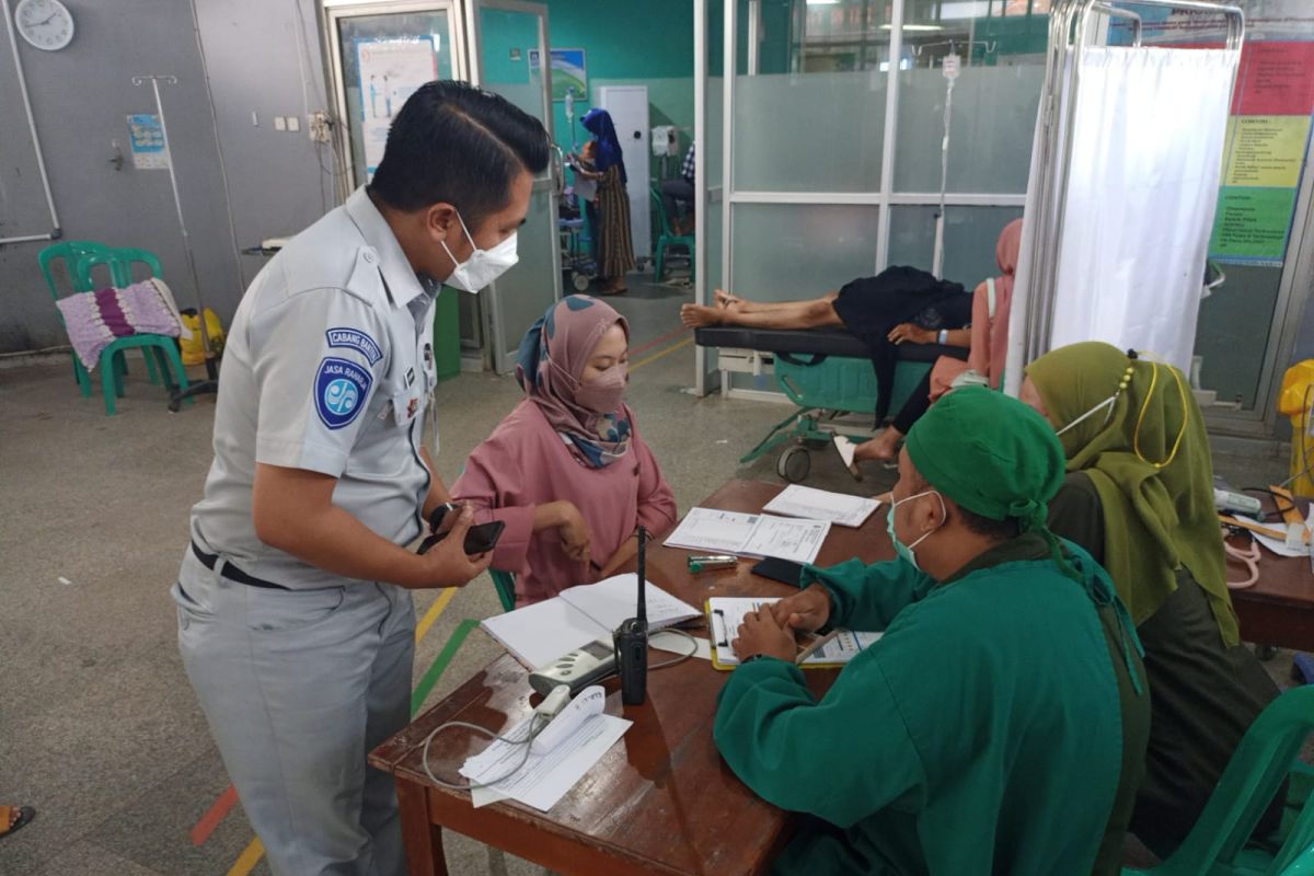 PJ Samsat dan jajaran Polres Lebak kunjungi korban kecelakaan lalu lintas di RS Adjidharmo