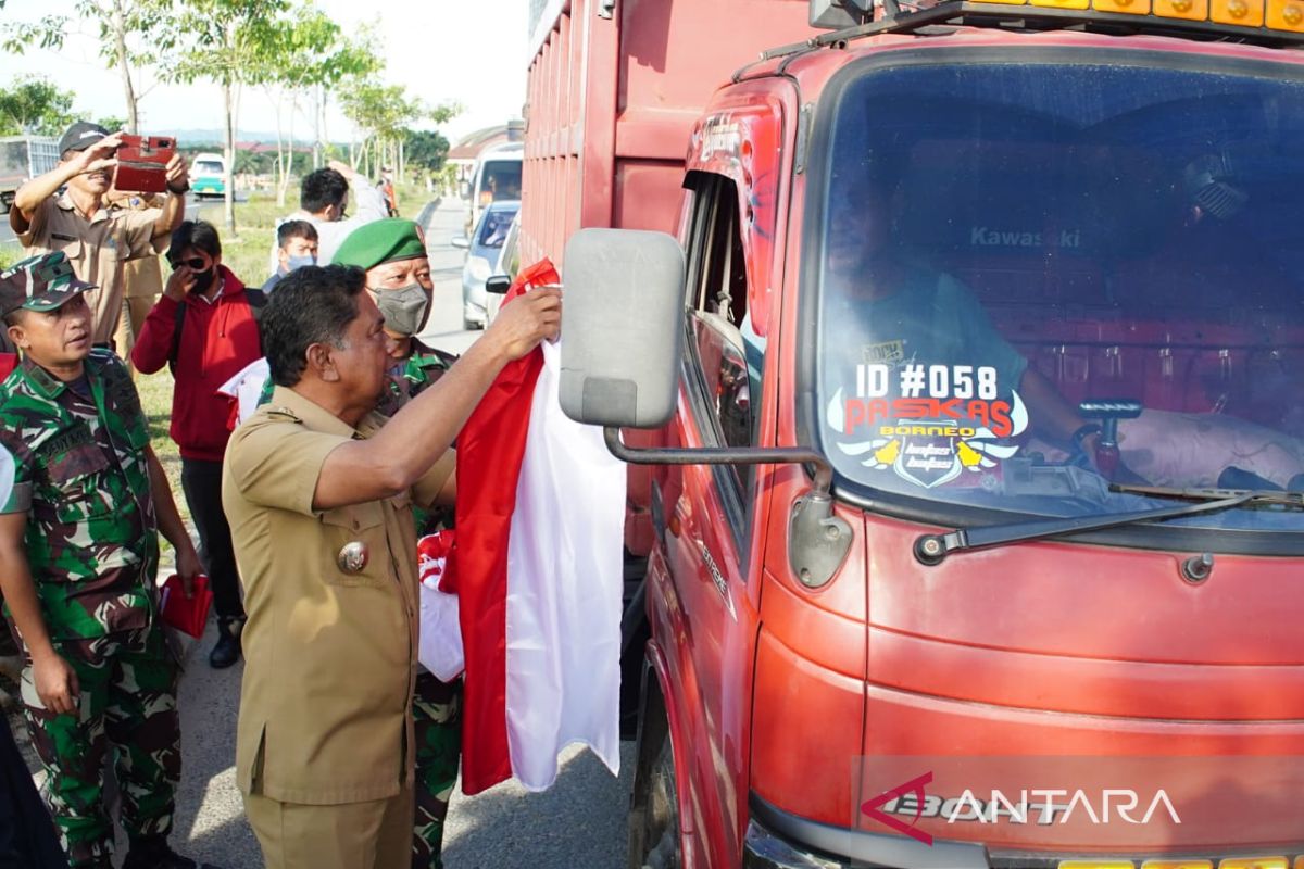 Sambut kemerdekaan kibarkan merah putih kecintaan bangsa Indonesia