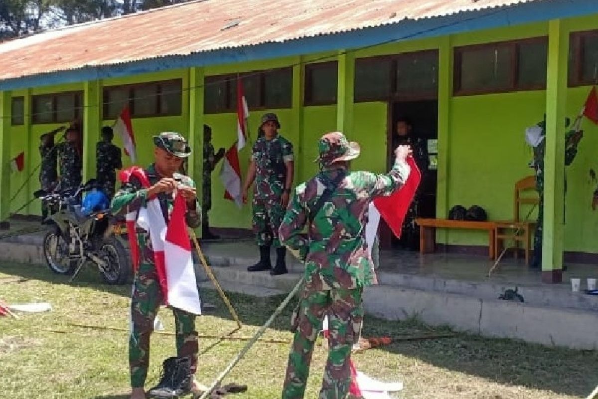 Kodim 1702/JWY kibarkan bendera di SD Megapura jelang HUT RI