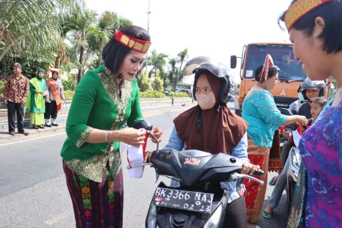 Kapolres dan Pj Wali Kota Tebing Tinggi bagi-bagi bendera dan stiker