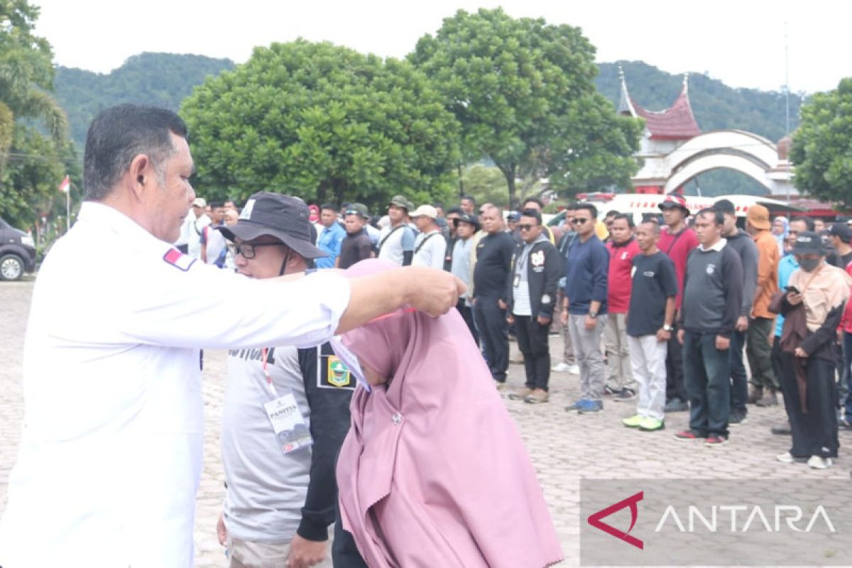 Bupati Solok lepas peserta upacara bendera HUT RI ke-77 di puncak Gunung Talang