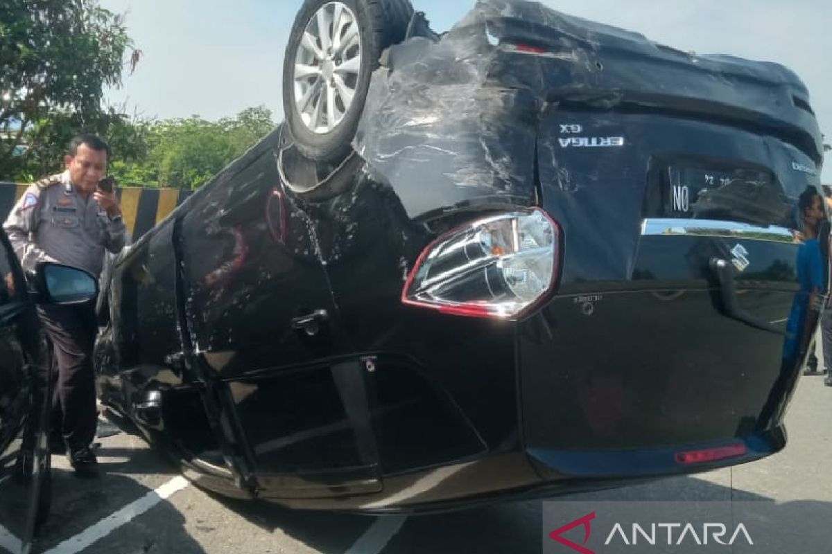 Suzuki Ertiga terbalik usai ditabrak Toyota Calya dari belakang di jalan Kualanamu