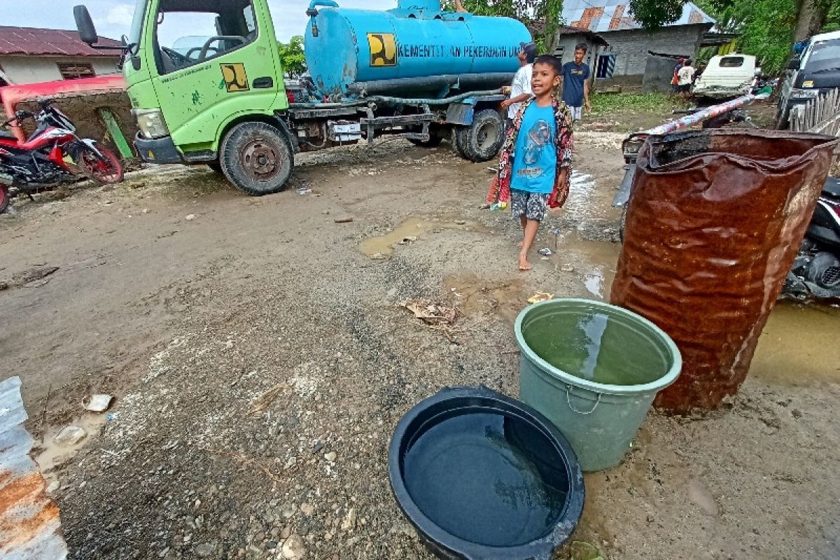 Pemkab Parigi  distribusikan air bersih pascabanjir susulan di Torue