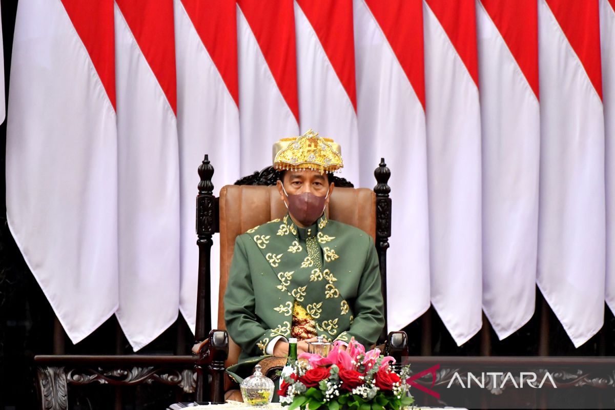 Ini penjelasan Presiden Jokowi soal busana adat Babel yang dipakainya