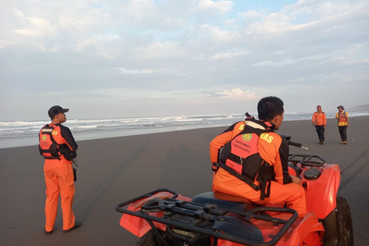 Basarnas bentuk tiga tim cari korban terseret ombak di Pantai Parangkusumo