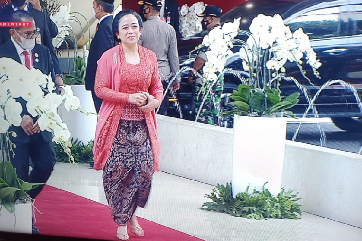 Ketua DPR RI Puan Maharani kenakan kain batik tulis bermotif Semen Rama