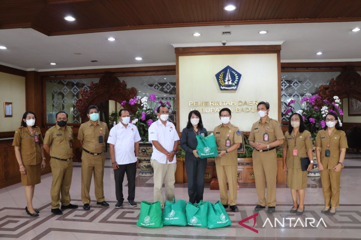 BPD Bali serahkan bantuan kebutuhan pokok kepada veteran