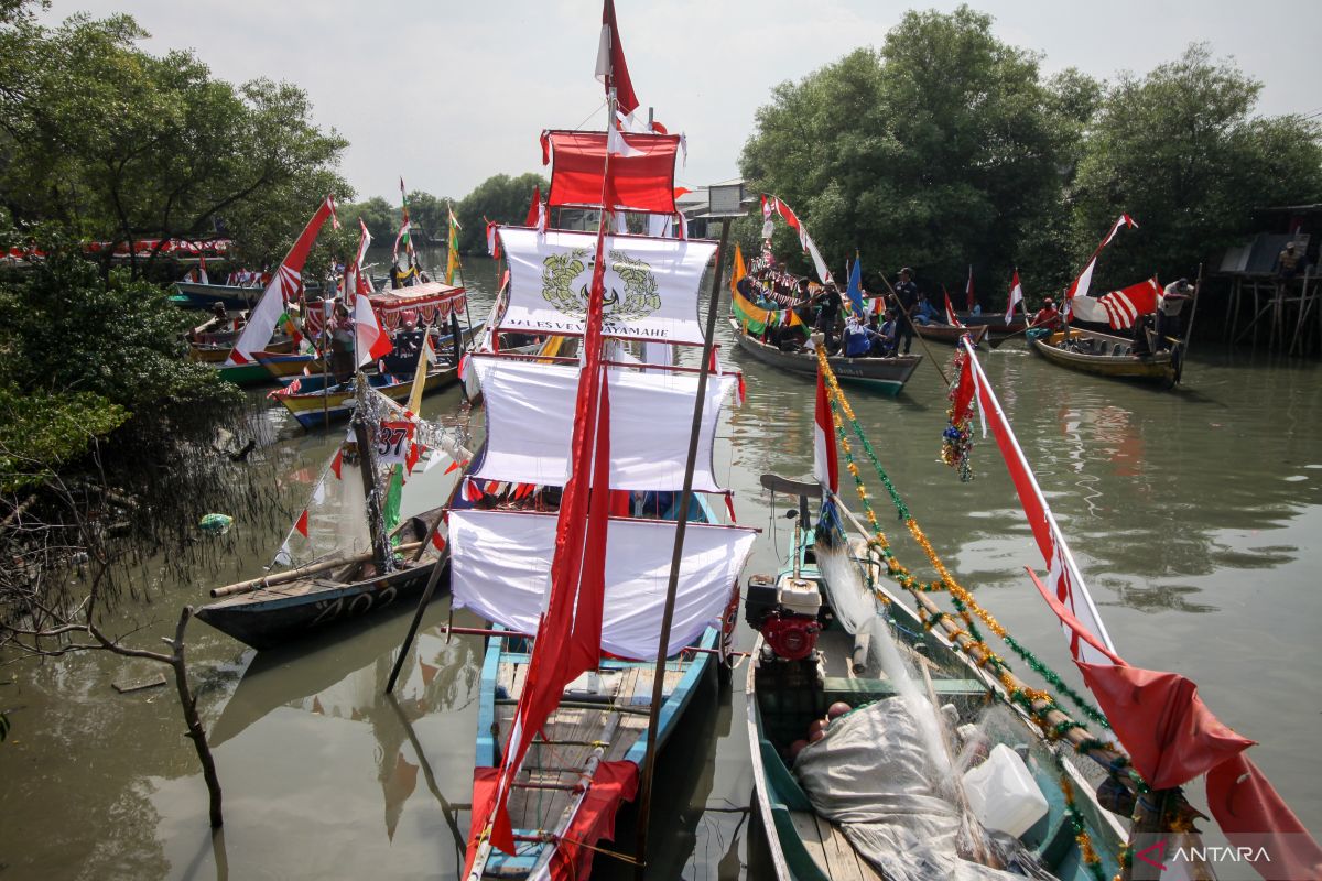 Lomba perahu hias nelayan Sidoarjo