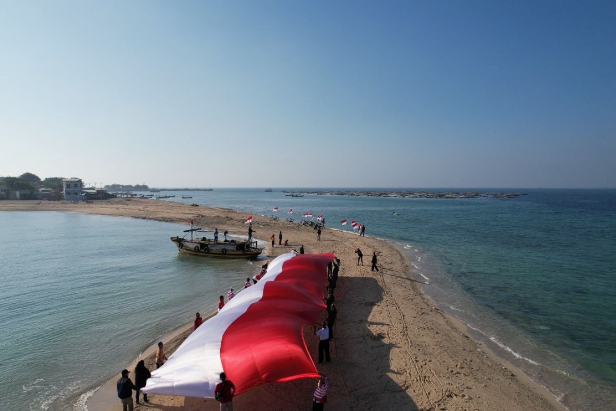 Bendera merah putih raksasa dibentangkan di Pulau Gili Ketapang Probolinggo