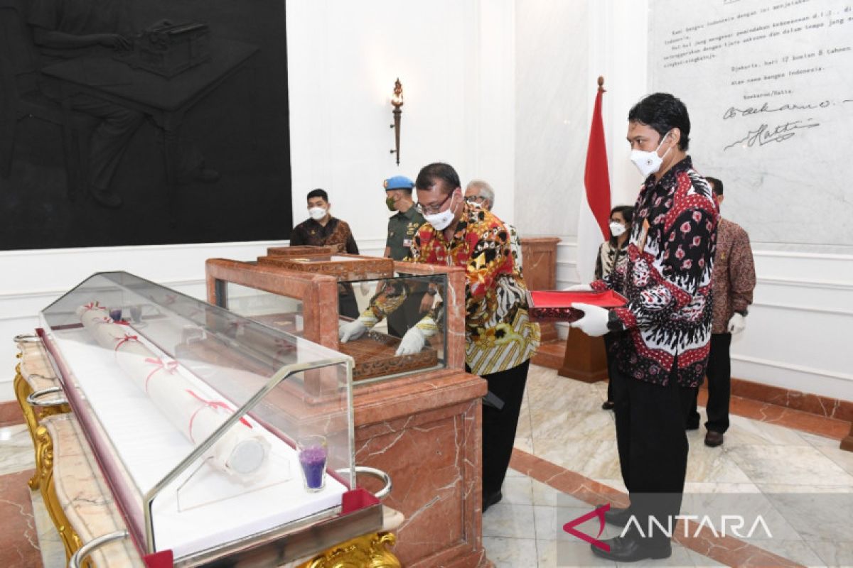 Naskah asli teks proklamasi akan disandingkan dengan bendera pusaka