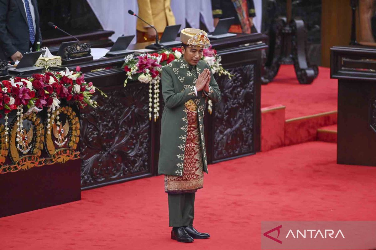 Busana adat Presiden dari Bangka Belitung lambang keselarasan