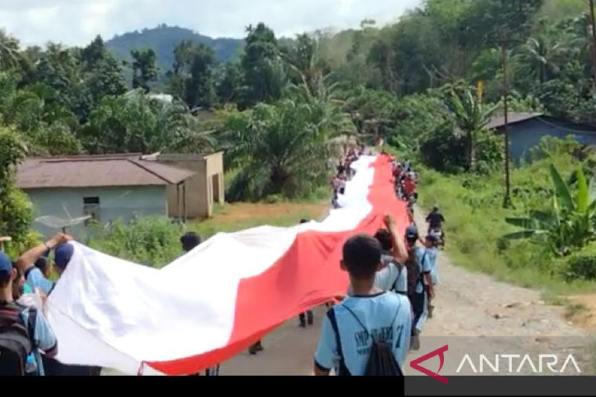 Bendera Merah Putih sepanjang 77 meter berkibar di Bukit  Serindu
