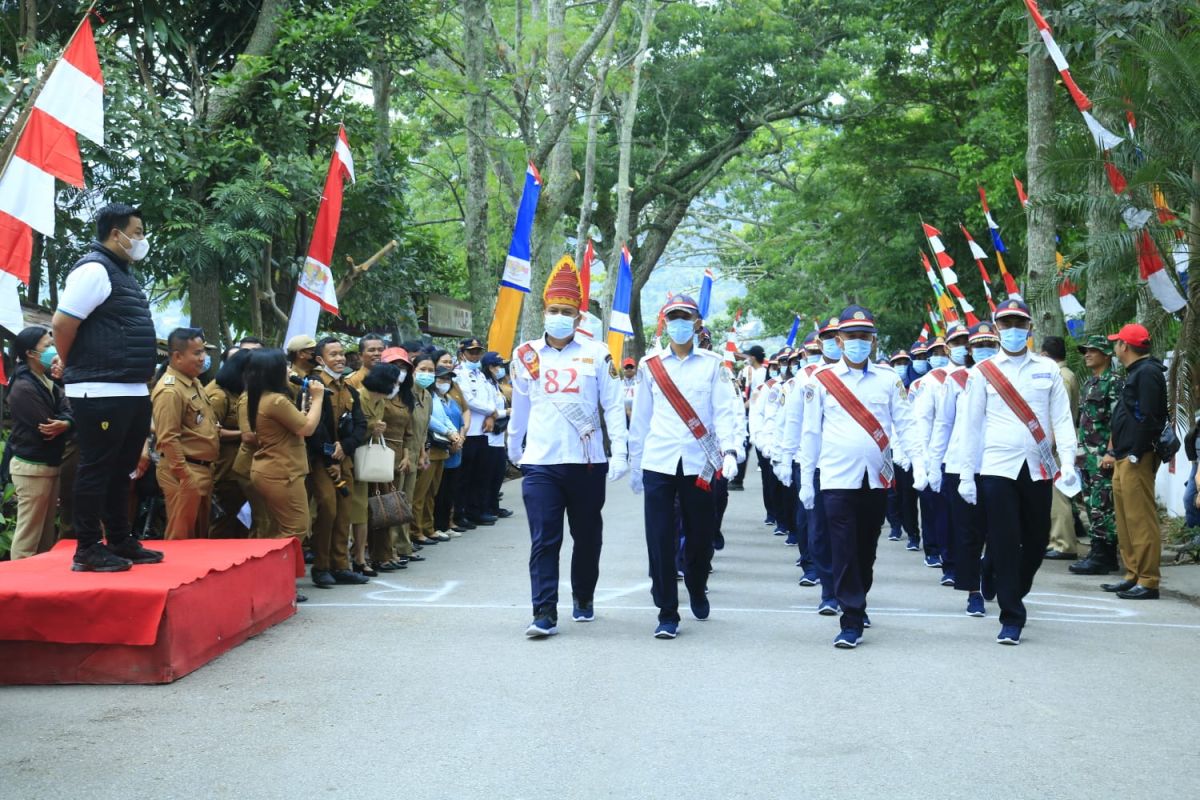 Bupati Samosir lepas lomba gerak jalan meriahkan HUT ke-77 RI