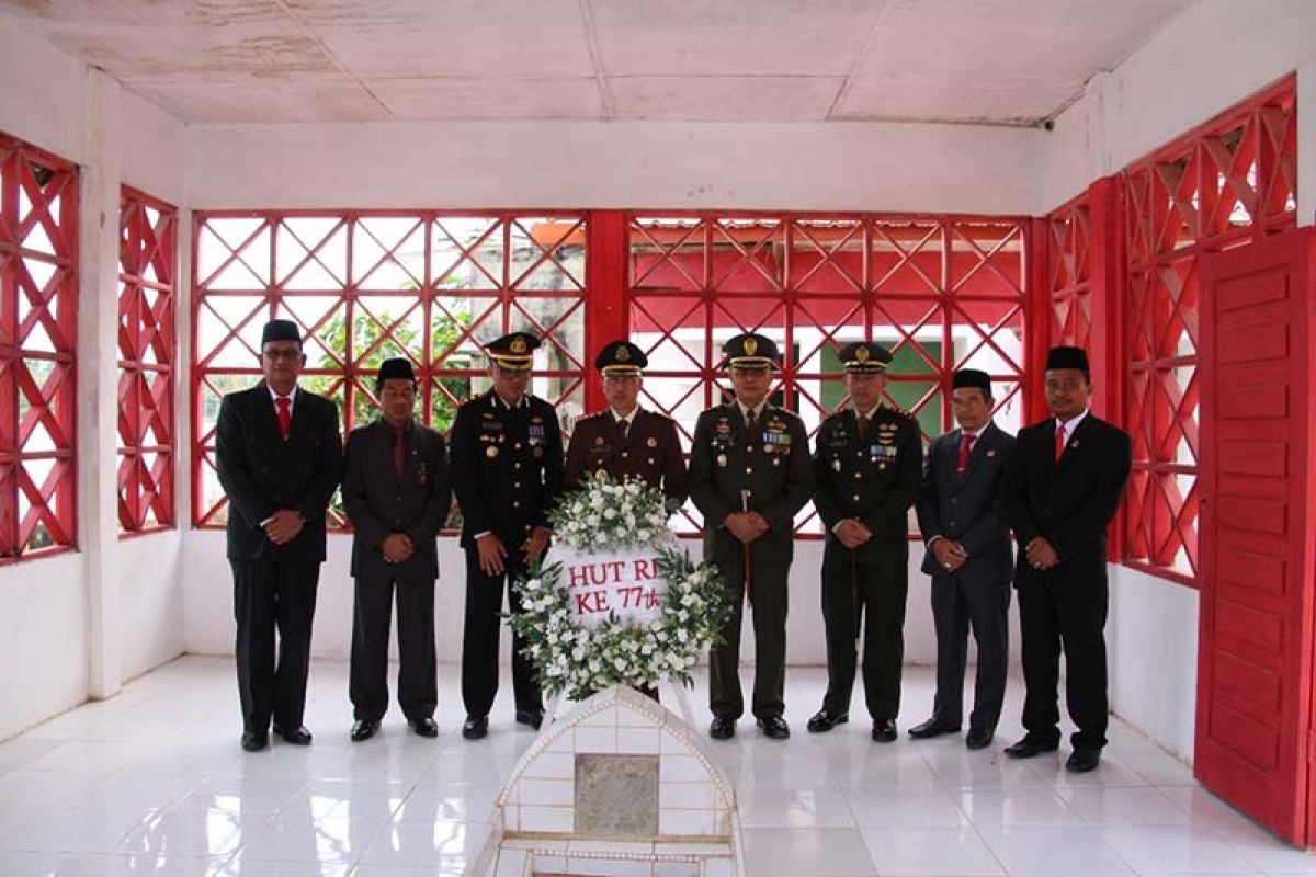 Sambut HUT ke-77 Kemerdekaan RI, Pemkab Aceh Selatan ziarah ke makam pahlawan