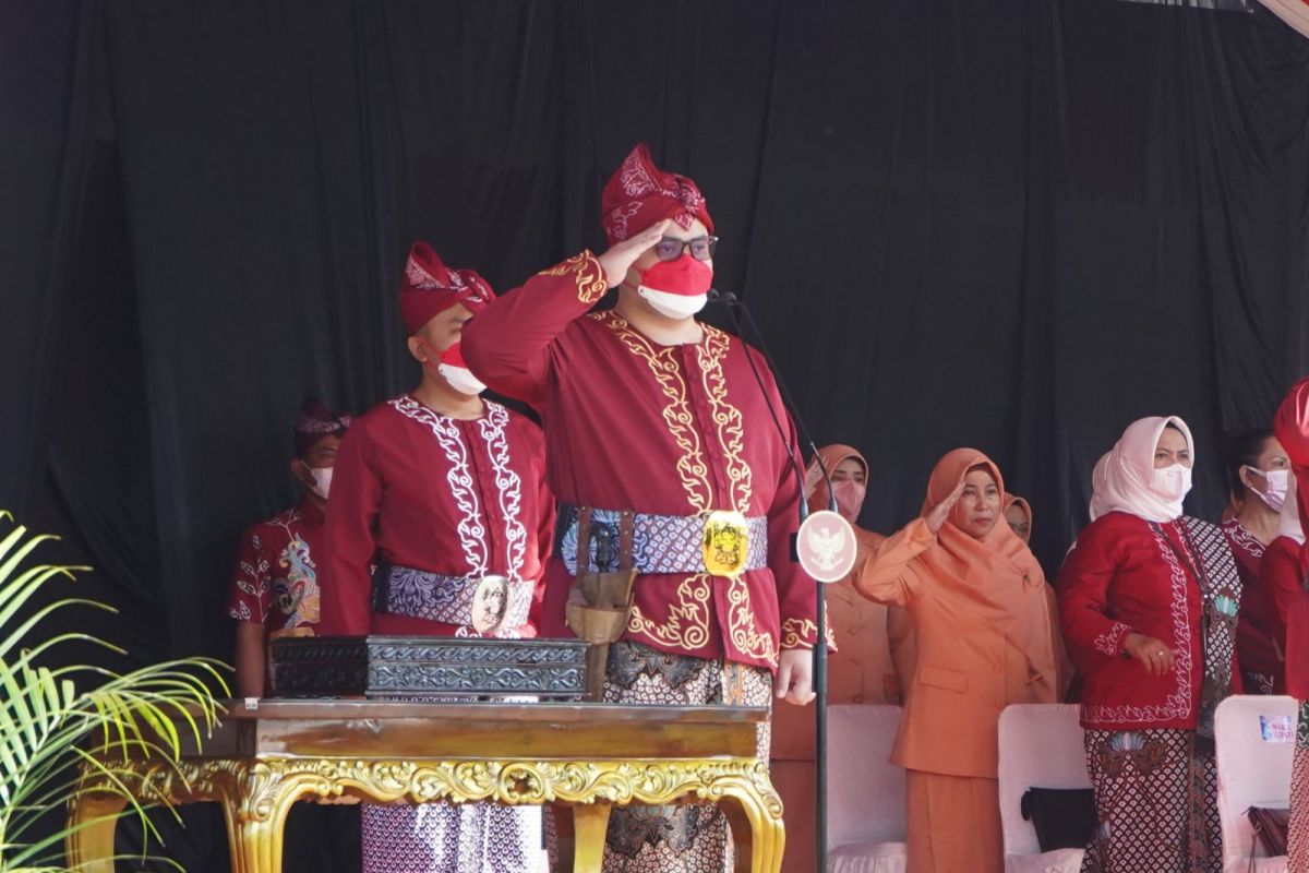 Bupati Kediri jenguk peserta upacara yang jatuh sakit