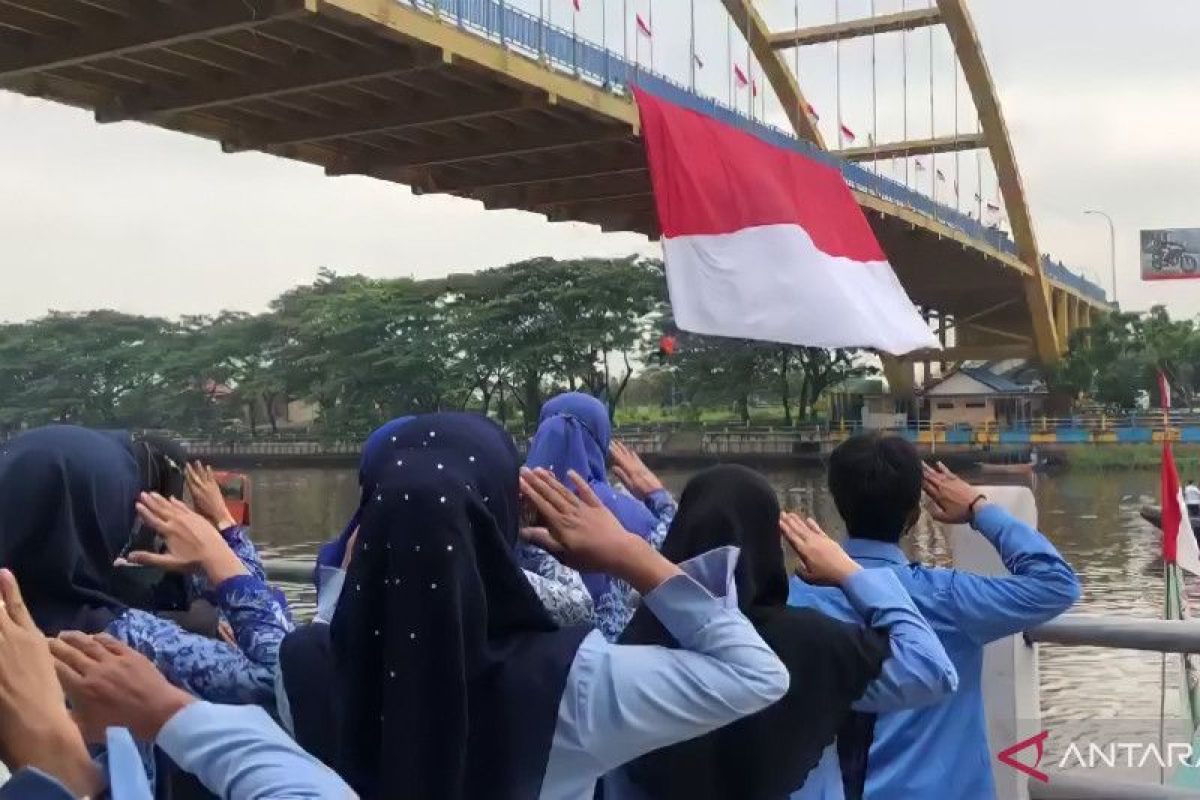 Merah Putih raksasa dibentangkan di Jembatan Siak III Pekanbaru