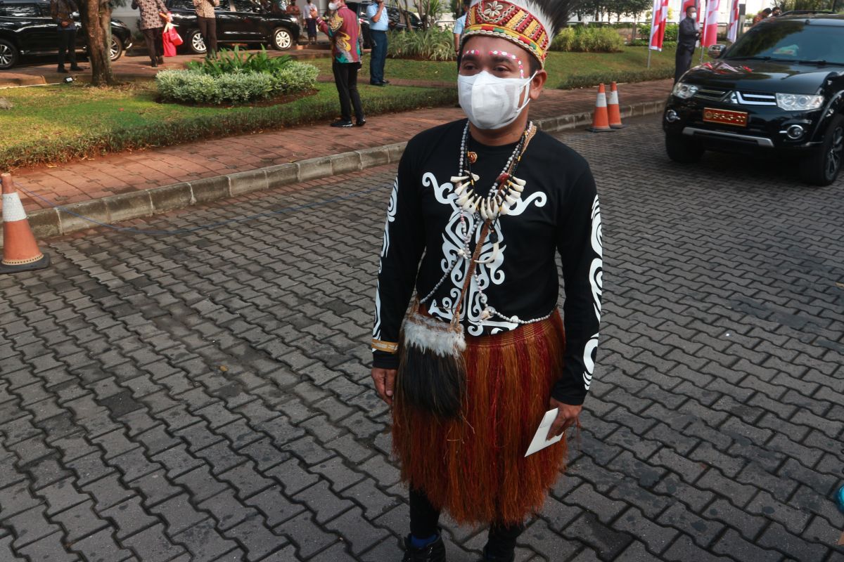 Billy Mambrasar kenakan baju adat Papua saat peringatan HUT RI