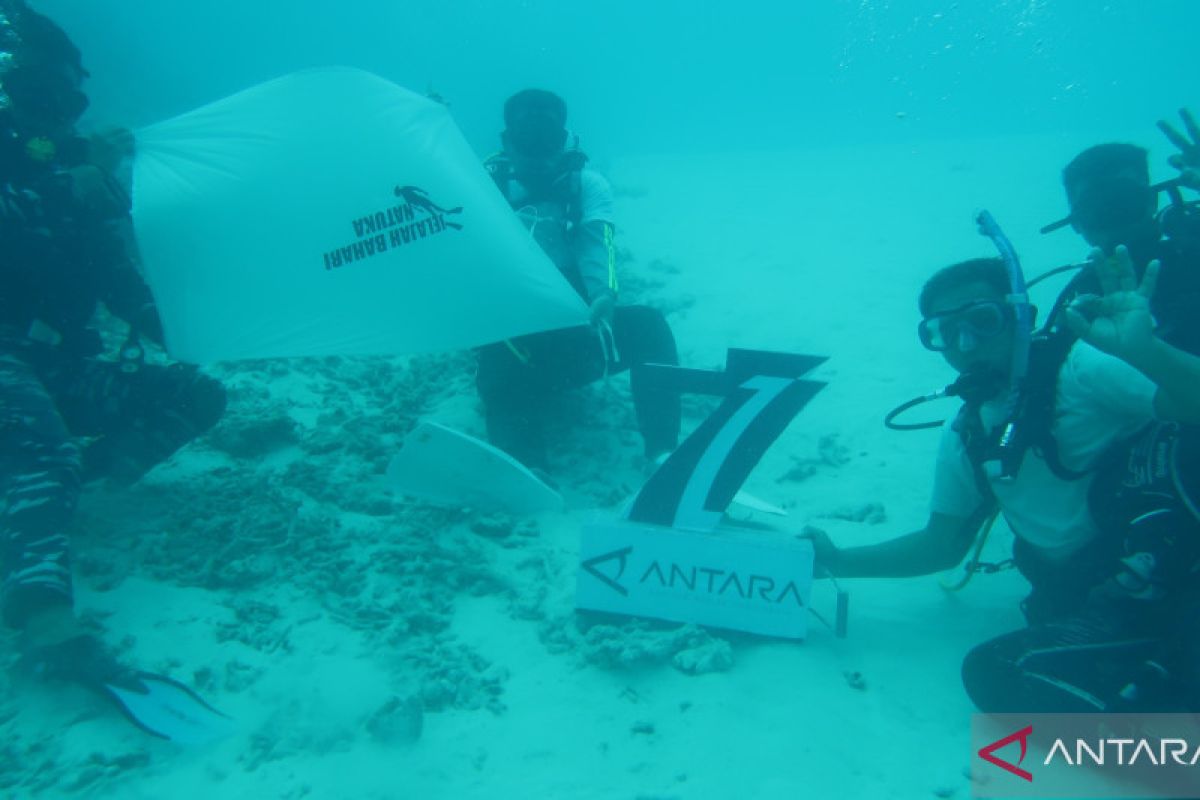 11 penyelam berhasil pasang tugu ANTARA di dasar laut Natuna pada peringatan HUT ke-77 RI