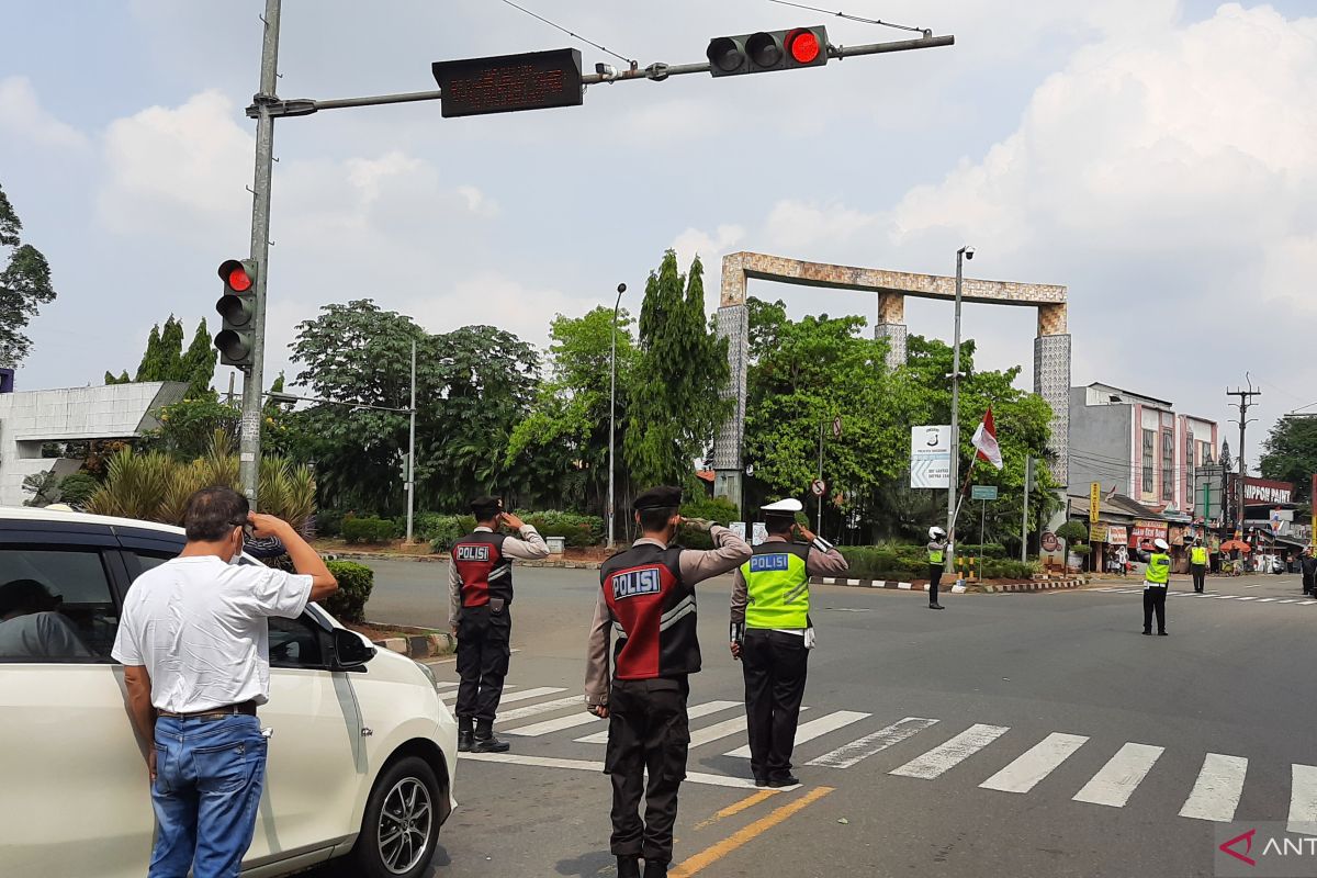 HUT RI - Pengendara di Tangerang ikut peringati detik-detik Proklamasi