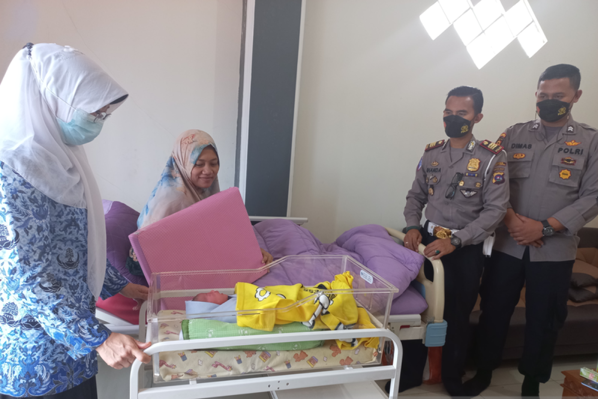 Dua bayi lahir pada HUT ke-77 RI di satu klinik di Bukittinggi