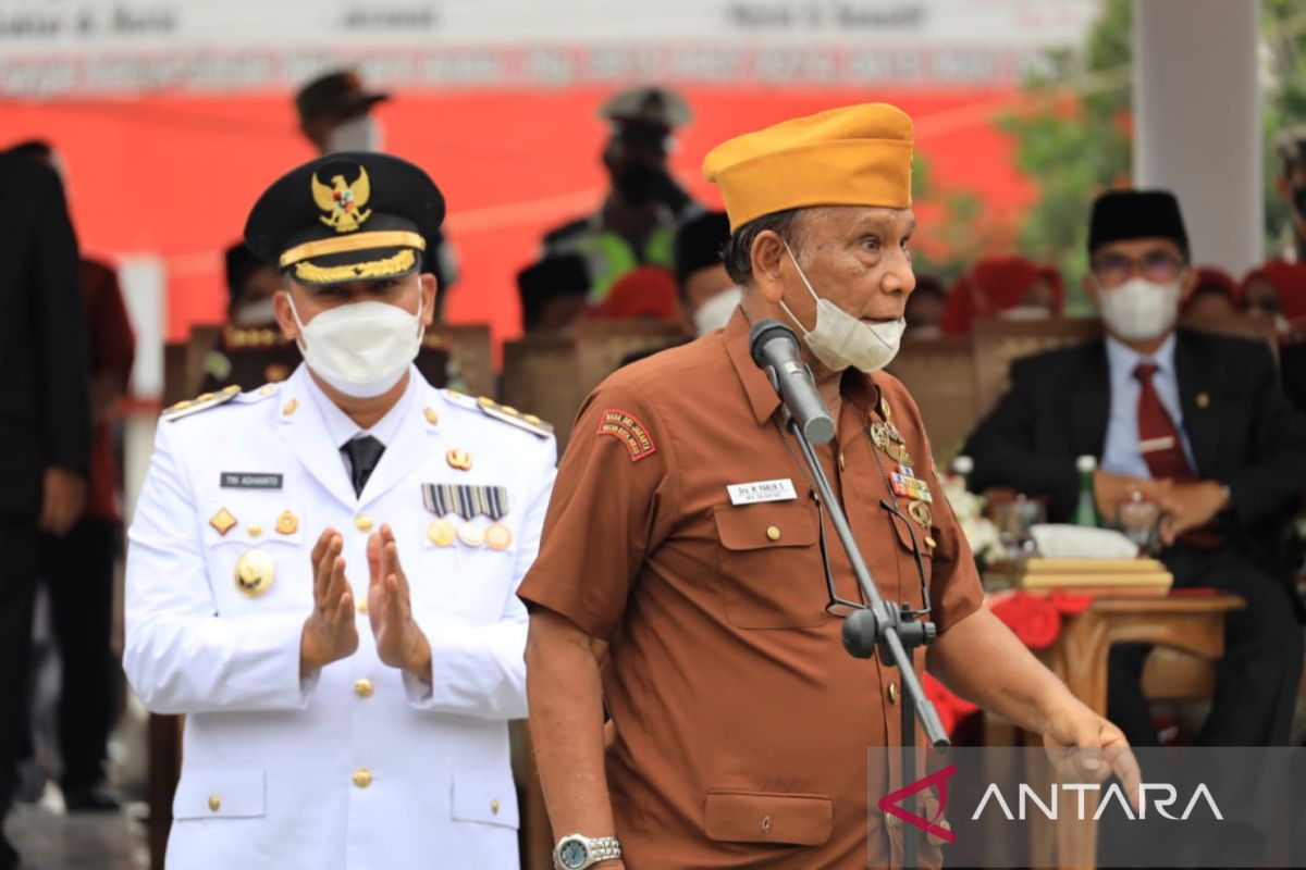 Wali Kota Bekasi ajak veteran ke podium dan beri sambutan pada upacata HUT RI