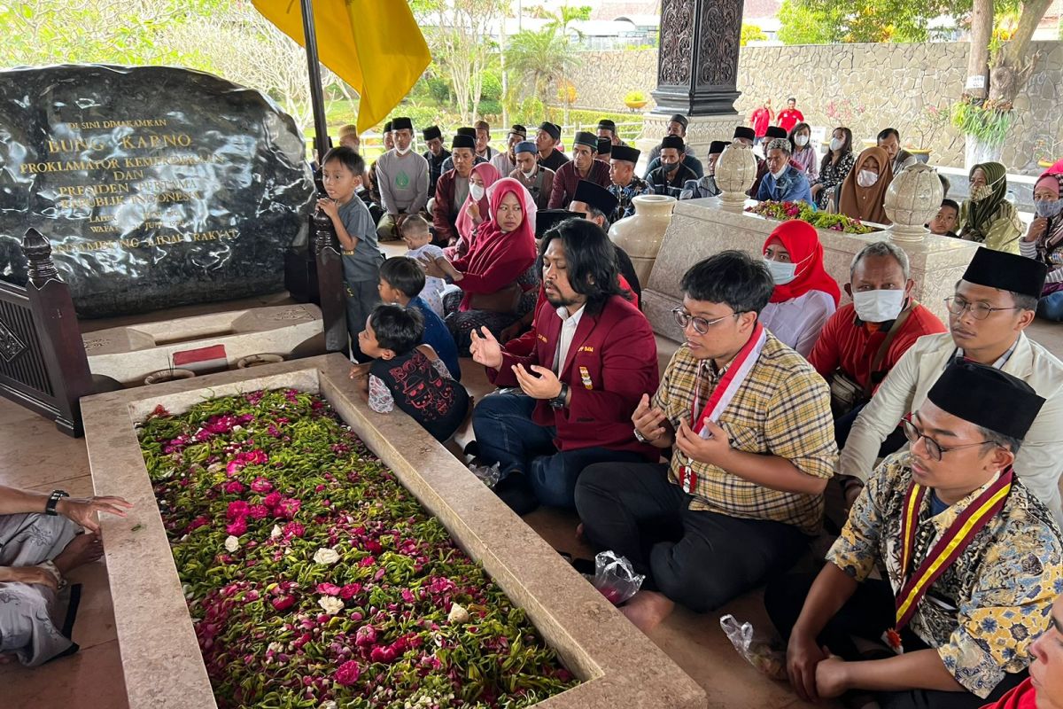 Forum mahasiswa Cipayung Plus ziarah ke makam Bung Karno di Blitar