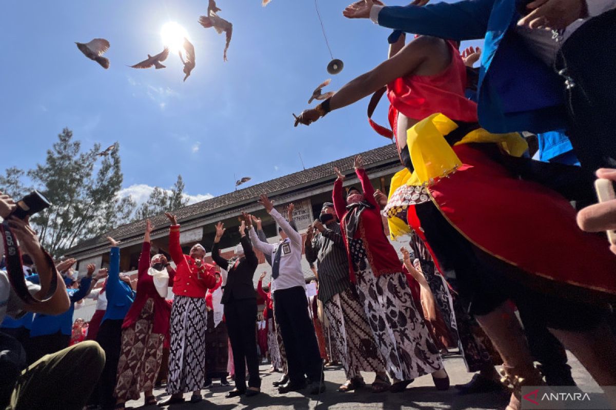 Some 300 traders at Beringharjo Market hold Independence Day ceremony