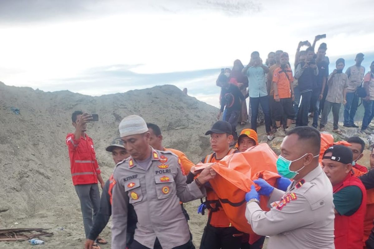 Tim gabungan evakuasi jenazah warga jatuh ke laut saat memancing
