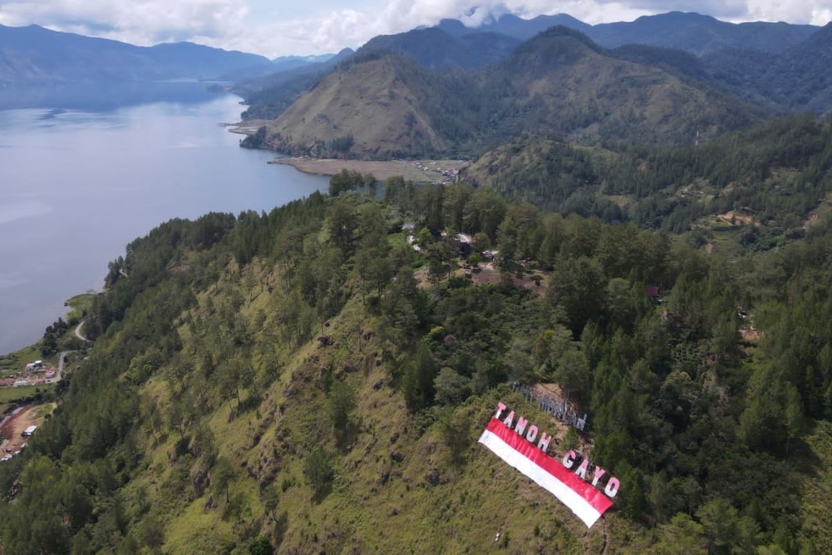 Aceh Tengah kibarkan bendera 77x17 meter di puncak Bur Gayo