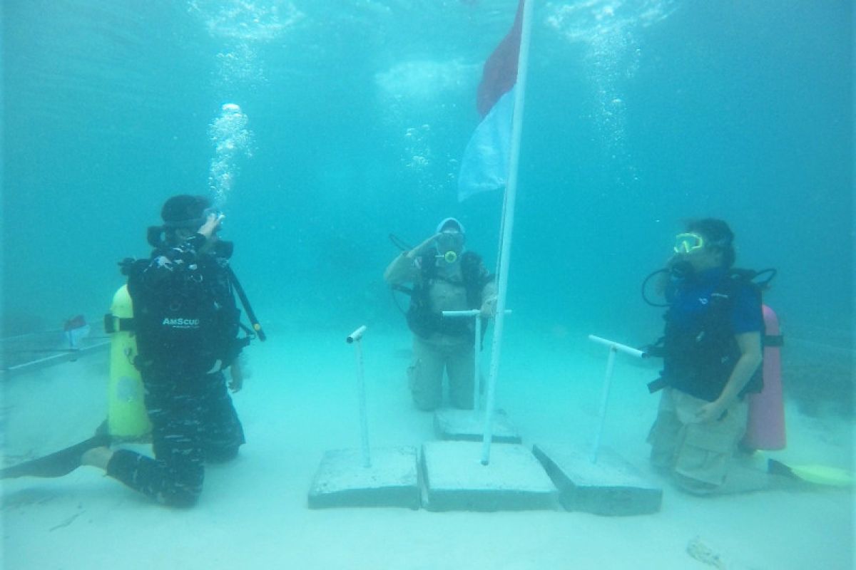 Danlantamal IX Ambon pimpin upacara HUT RI di bawah laut Pulau Saparua